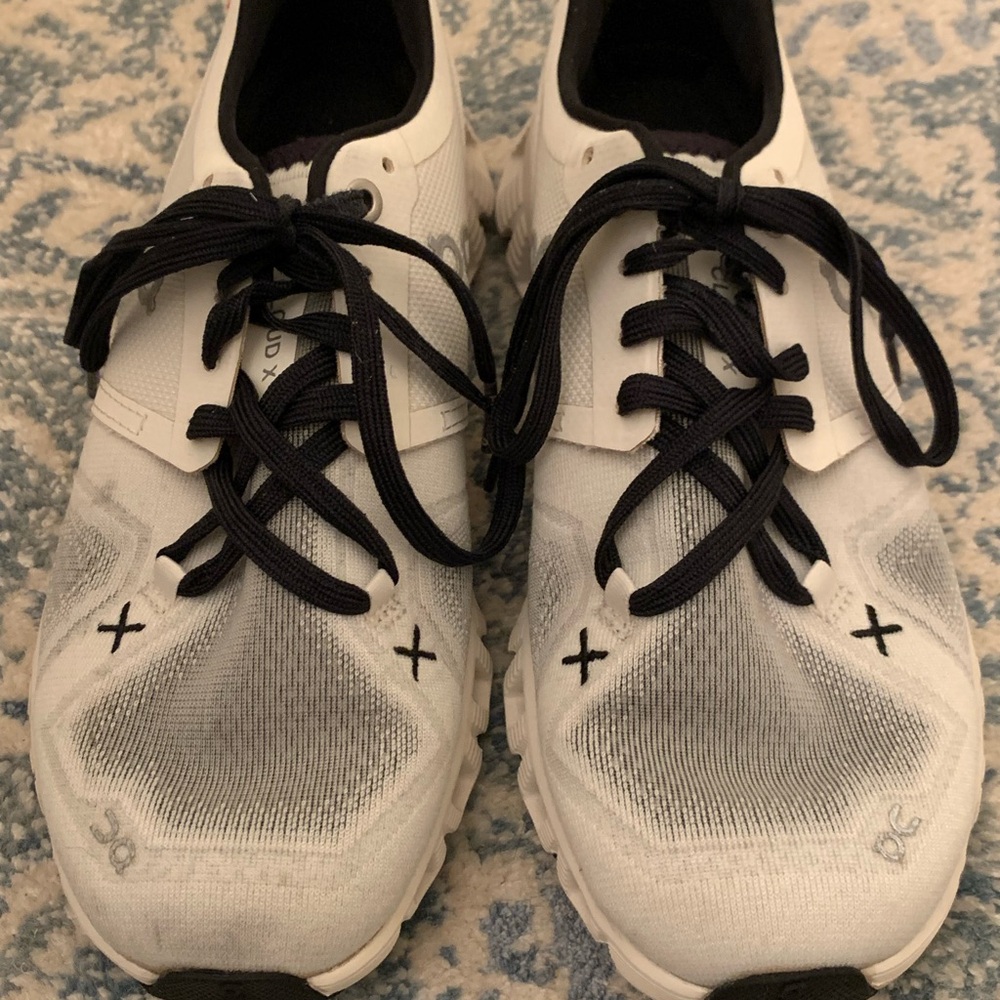 On Running | Black & White Women's Athletic Running Shoes Swiss Cloud X | Size 6 - Picture 10 of 16